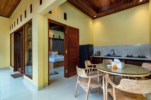 Kamar Triple Deluks, Beberapa Tempat Tidur, pemandangan kolam renang | Dapur pribadi