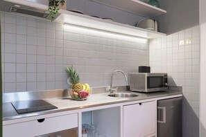 Réfrigérateur, four à micro-ondes, un four, surface de cuisson