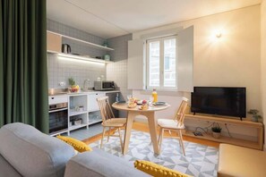 Interior - Dual Sunny Studios in Old Guimarães by HostWise (Azurém)
