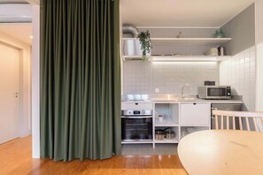 Fridge, microwave, oven, stovetop - Dual Sunny Studios in Old Guimarães by HostWise (Azurém)