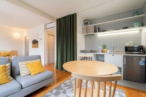 Interior - Dual Sunny Studios in Old Guimarães by HostWise (Azurém)