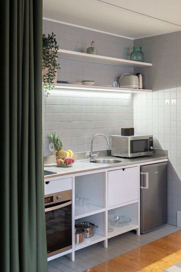 Een koelkast, een microgolfoven, een oven, een kookplaat