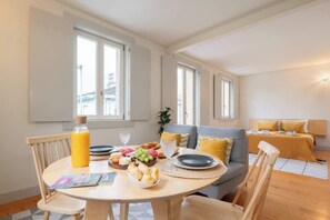 Dining - Dual Sunny Studios in Old Guimarães by HostWise (Azurém)
