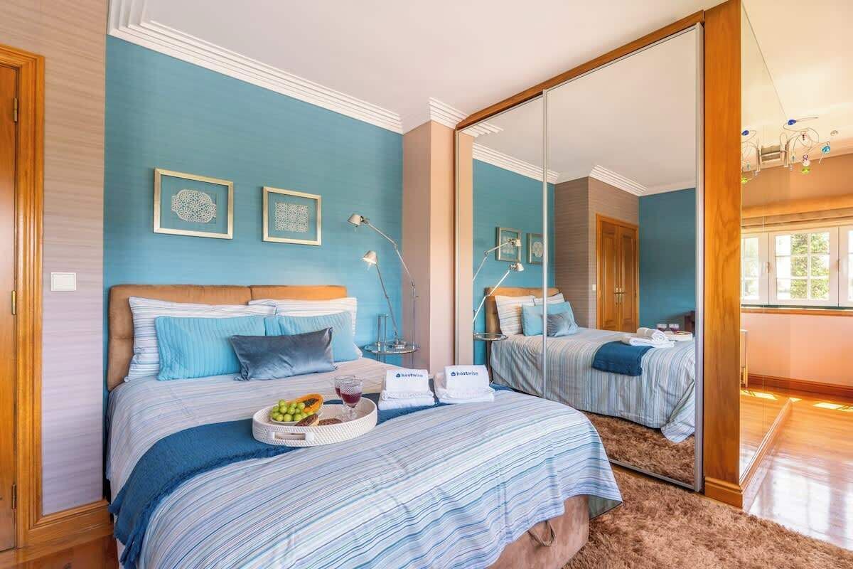 6 bedrooms, iron/ironing board, free WiFi, bed sheets