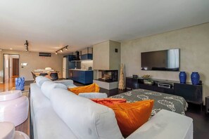 Smart TV - Dual Villas, Pool & Gym Retreat by HostWise (Vandoma)