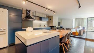 Frigorífico, microondas, horno y placa de cocina