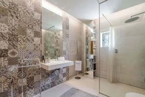 Shower, hair dryer, towels - Dual Villas, Pool & Gym Retreat by HostWise (Vandoma)