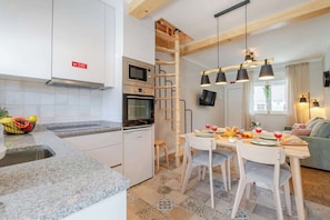 Fridge, microwave, oven, stovetop - Two Stylish Homes with Terrace & BBQ by HostWise (Vila Nova de Gaia)