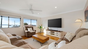 Smart TV, fireplace