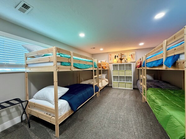 5 habitaciones, tabla de planchar con plancha, wifi y ropa de cama 