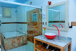 Suíte conforto, vista para o jardim | Banheiro