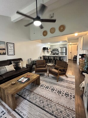 Smart TV, fireplace, DVD player, books - Kid-Friendly Porches Perfect  2-bedroom condo with AC in Branson West (Branson West)