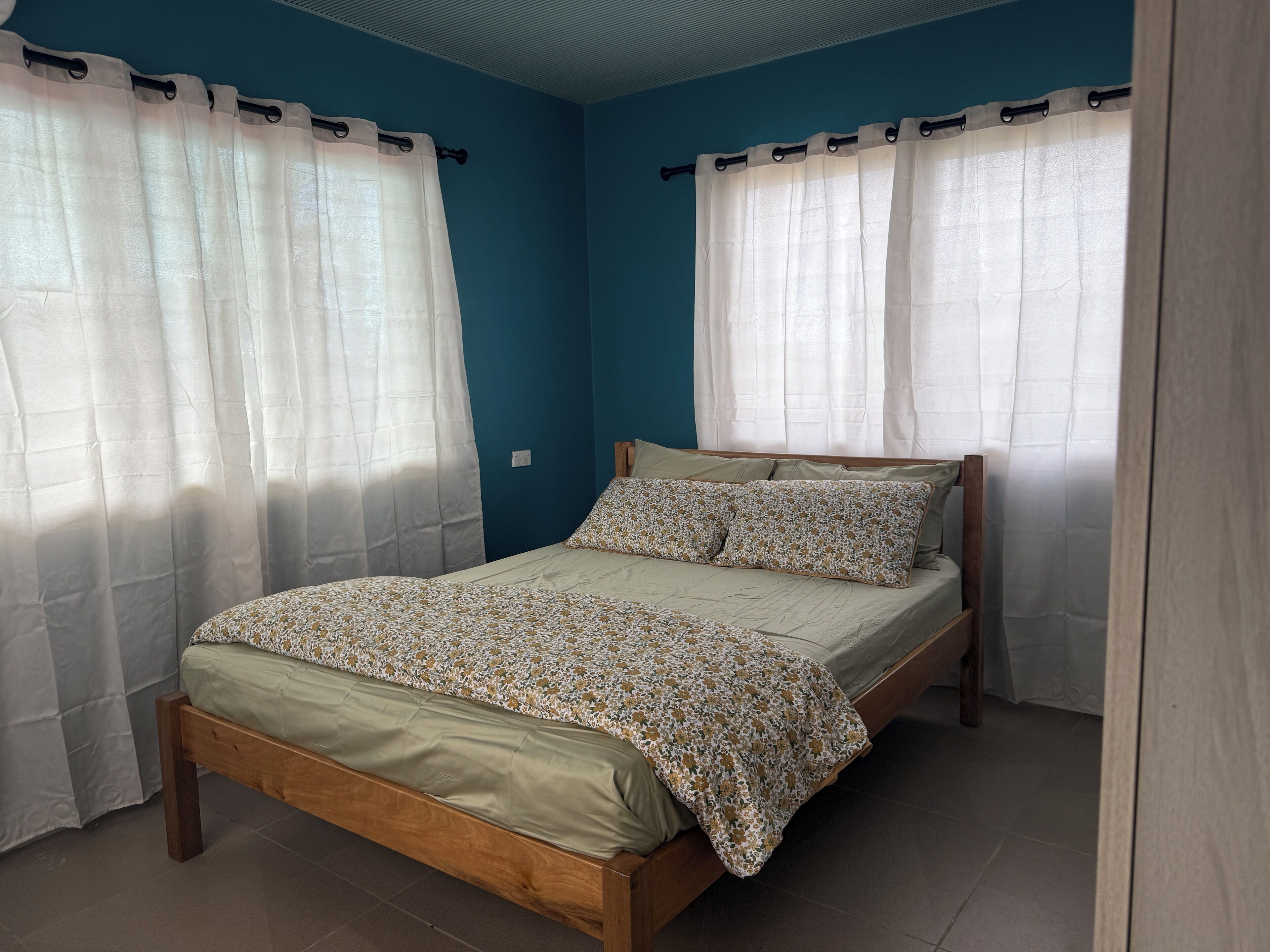 3 bedrooms, desk, iron/ironing board, free WiFi