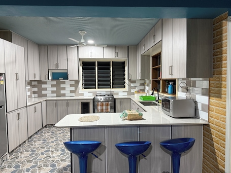Fridge, microwave, oven, stovetop. Comfortable Rooms at Lonely Hill Apartment