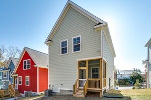 Exterior - Spacious 3B- Home  Dog-Friendly w/ Fence Yard Near Duke/NCCU (Durham)