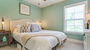 3 bedrooms, iron/ironing board, WiFi, bed sheets - Spacious 3B- Home  Dog-Friendly w/ Fence Yard Near Duke/NCCU (Durham)
