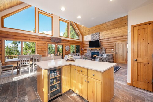 Granby 5BR, 5 Bath home, VIEWS!, HOTTUB, + FIREPIT!