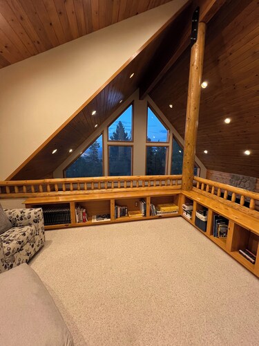 Granby 5BR, 5 Bath home, VIEWS!, HOTTUB, + FIREPIT!