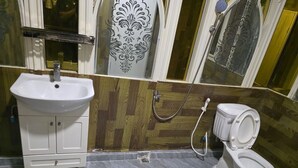 Ein Badezimmer mit Waschbecken, Schrank und Toilette.