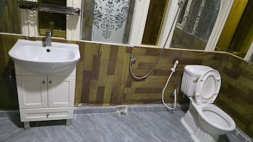 Economy Double Room | Bathroom