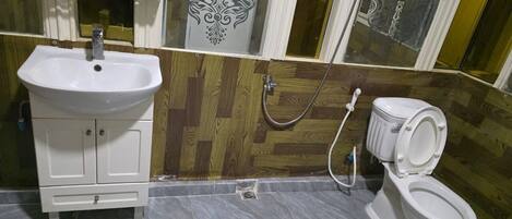 Economy Double Room | Bathroom