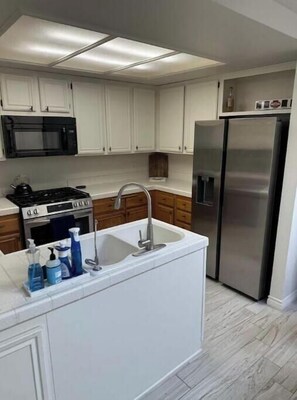 冷蔵庫、電子レンジ、オーブン、コンロ