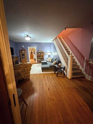 Smart-tv, een open haard, een dvd-speler en boeken