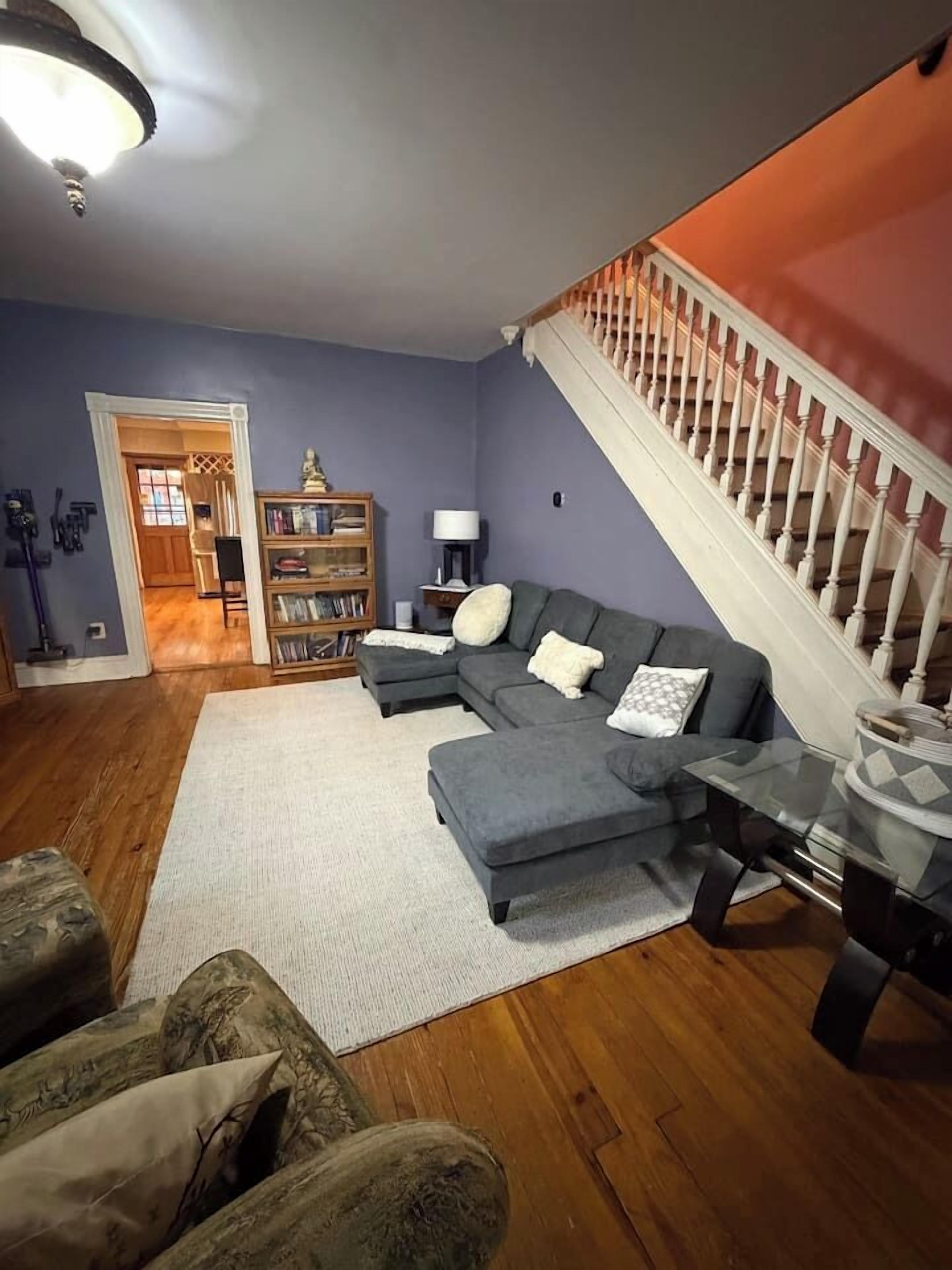 Smart-TV, peis, DVD-spiller og bøker