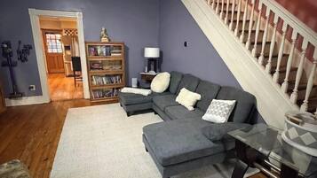 Smart-TV, peis, DVD-spiller og bøker