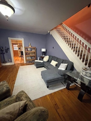 Téléviseur connecté, foyer, lecteur de DVD, livres