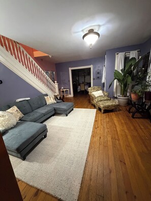 Smart-TV, Kamin, DVD-Player, Bücher