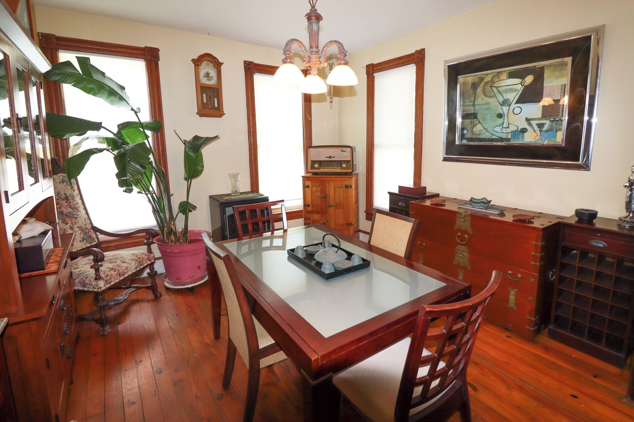 Full dining room setup, complete with everything a chef would need — dishes, serving platters, and napkins all ready to go.