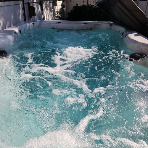 Green Street Oasis Hot Tub, Fire Pit & Walk to Downtown