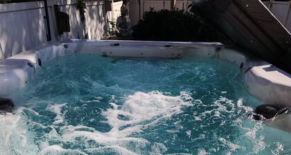 Green Street Oasis Hot Tub, Fire Pit & Walk to Downtown