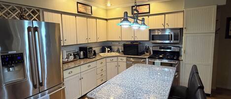 Microondas, horno, placa de cocina y lavavajillas