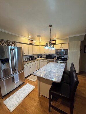 Mikroaaltouuni, uuni, liesi, astianpesukone