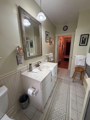 Secador de pelo, toallas, jabón y champú