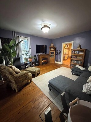 Smart-TV, Kamin, DVD-Player, Bücher