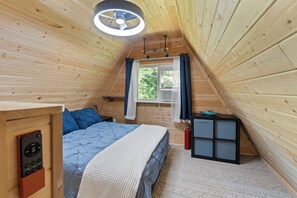 2 soverom, skrivebord, strykejern/-brett og wi-fi (inkludert)