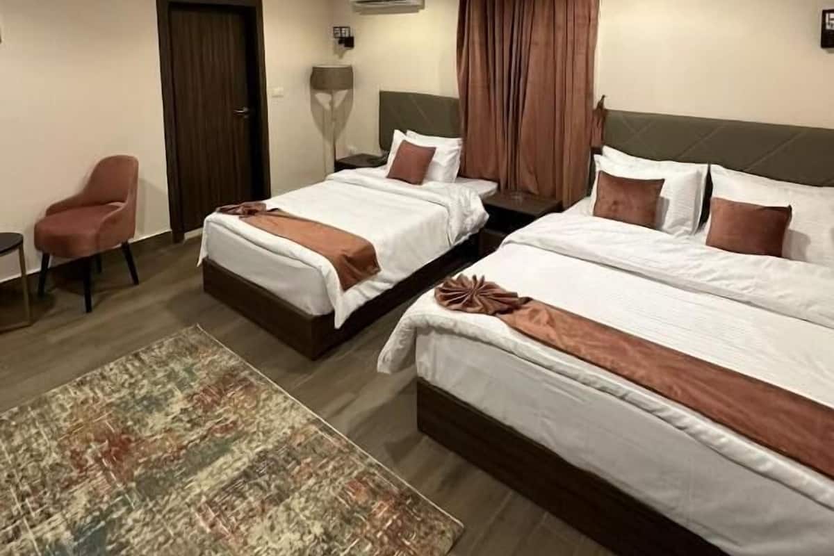 Deluxe Triple Room | In-room safe, laptop workspace, soundproofing, iron/ironing board