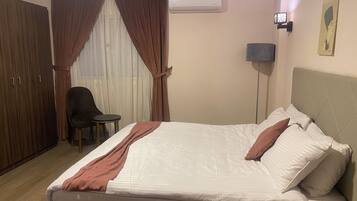 Deluxe tweepersoonskamer, 1 kingsize bed, uitzicht op de stad | Een kluis op de kamer, een laptopwerkplek, geluiddichte muren