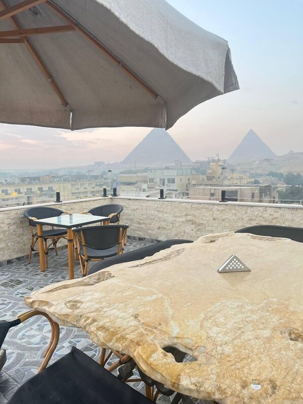 Junior vierpersoonskamer, uitzicht op bergen | Een kluis op de kamer, een laptopwerkplek, geluiddichte muren