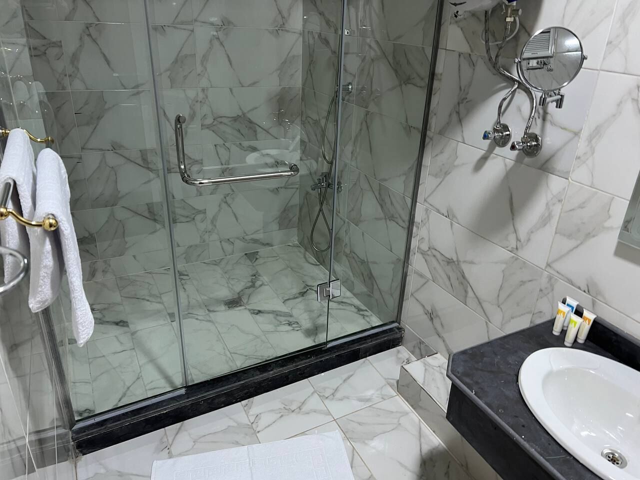 Deluxe Triple Room | Bathroom | Combined shower/tub, free toiletries, hair dryer, towels