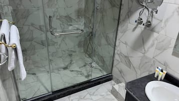 Deluxe Triple Room | Bathroom | Combined shower/tub, free toiletries, hair dryer, towels