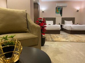 غرفة ديلوكس بسريرين منفصلين - منظر للمدينة | خزنة داخل الغرفة ومساحة عمل للكمبيوتر المحمول وتجهيزات عازلة للصوت