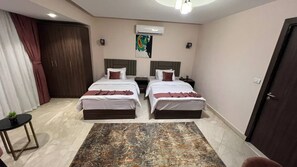 Deluxe-værelse med 2 enkeltsenge - byudsigt | Pengeskab på værelset, arbejdsområde til bærbare computere, lydisolering