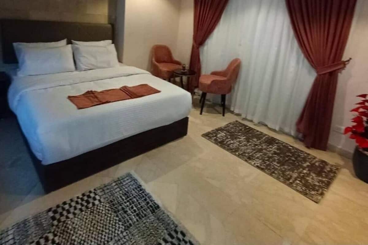 Deluxe Double Room, 1 King Bed, City View | In-room safe, laptop workspace, soundproofing, iron/ironing board