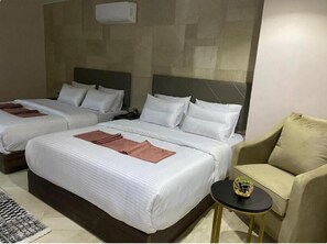 Habitación cuádruple junior, vista a la montaña | Caja de seguridad en la habitación y espacio para trabajar con laptop 