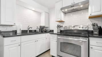 Een koelkast, een magnetron, een oven, een kookplaat