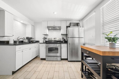 Lil Hyde Out | Cute, Updated Hyde Park Apt